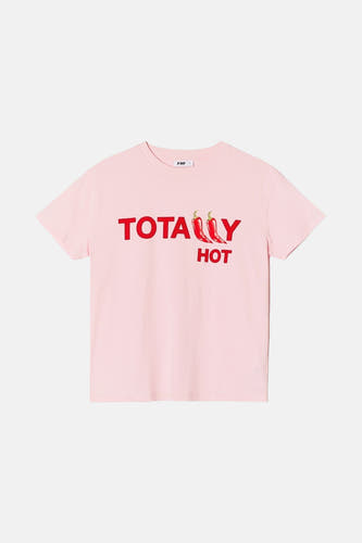T-shirt rose à manches courtes de TALLY WEIJL, avec du texte rouge et des illustrations de piment.