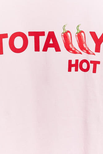 T-shirt rose à manches courtes de TALLY WEIJL, avec du texte rouge et des graines de piment rouge.