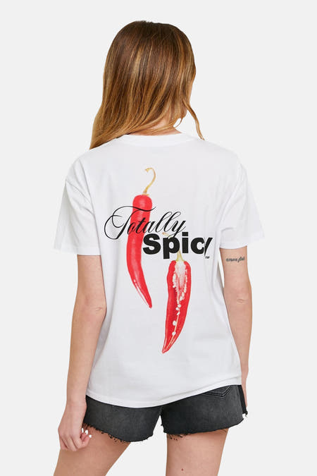 Wit T-shirt met korte mouwen van TALLY WEIJL, met op de rug een print van rode pepers en de tekst 'Totally Spicy'.
