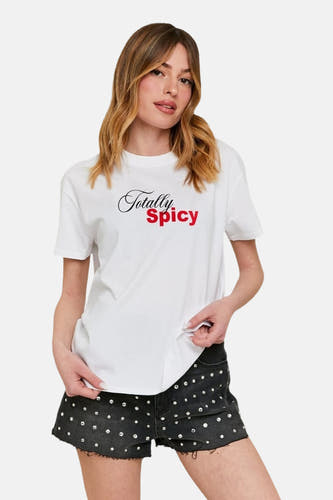 T-shirt blanc à manches courtes de TALLY WEIJL, avec du texte rouge et noir, porté avec des shorts en denim noirs avec des strass.