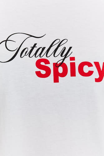 T-shirt blanc à manches courtes de TALLY WEIJL, avec le texte "Totally Spicy" en noir et rouge.