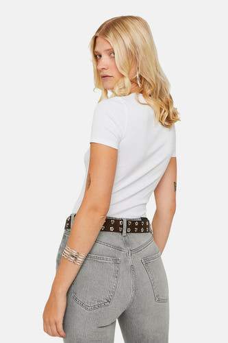 T-shirt blanc à manches courtes de TALLY WEIJL, vu de derrière, avec des jeans gris et une ceinture marron.