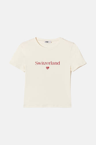 T-shirt blanc à manches courtes de TALLY WEIJL, avec du texte "Suisse" rouge et un petit cœur.
