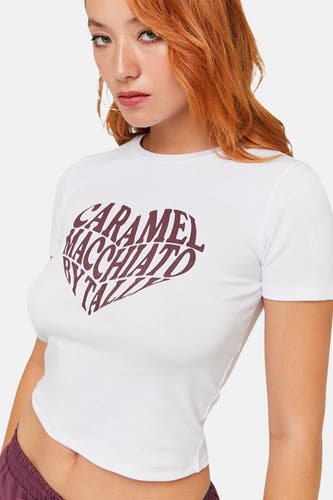 T-shirt blanc à manches courtes de TALLY WEIJL avec une impression de cœur 'Caramel Macchiato' marron.