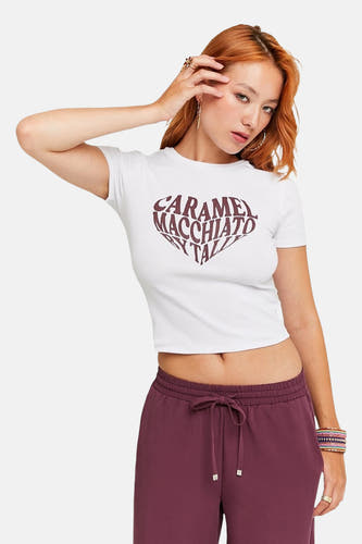 T-shirt blanc à manches courtes de TALLY WEIJL, avec une impression "Caramel Macchiato" marron et un short de jogging violet.