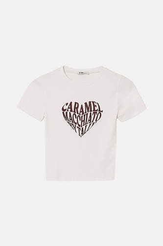 T-shirt blanc à manches courtes de TALLY WEIJL, avec une impression en forme de cœur 'Caramel Macchiato'.