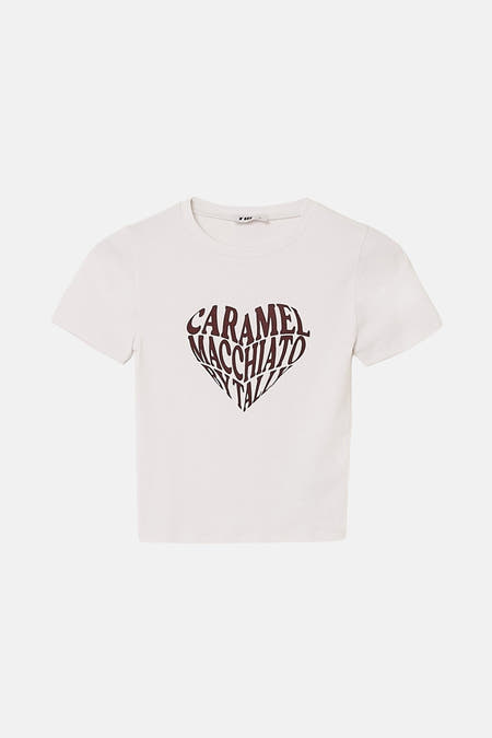 Wit T-shirt met korte mouwen van TALLY WEIJL, met een hartvormige 'Caramel Macchiato' print.

