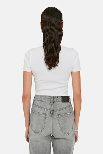 T-shirt blanc à manches courtes de TALLY WEIJL, vu de derrière, associé à des jeans gris.