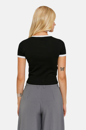 Zwart T-shirt met korte mouwen van TALLY WEIJL, met witte accenten en een kleine tattoo op de arm.
