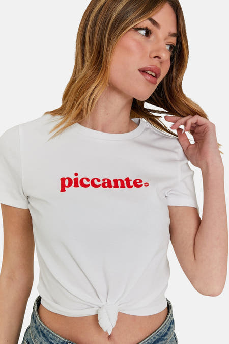 Wit T-shirt met korte mouwen van TALLY WEIJL, geknoopt aan de voorkant, met rode tekstprint.