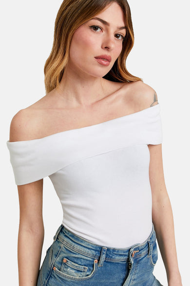 Wit T-shirt met korte mouwen van TALLY WEIJL, met een schouderloos model, gecombineerd met een jeans.
