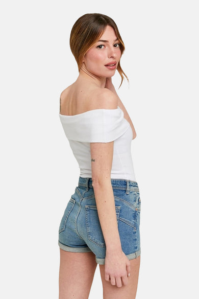 Wit T-shirt met korte mouwen van TALLY WEIJL, gedragen met denim shorts.