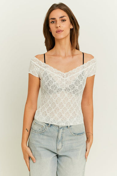 T-shirt blanc à manches courtes de TALLY WEIJL, avec des détails sur les bords et porté avec un jean bleu.
