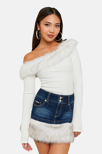 Ecru T-shirt met lange mouwen van TALLY WEIJL, met off-shoulder halslijn versierd met imitatiebont.