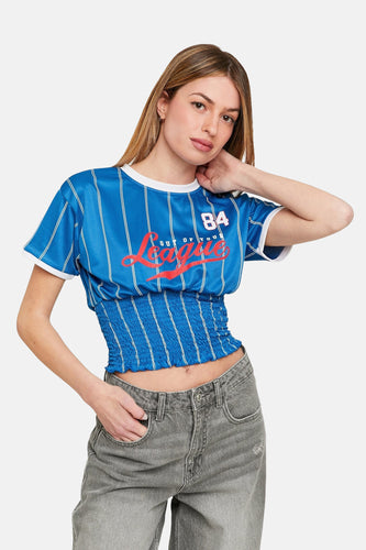 Vrouw met blauw gestreept shirt en grijze jeans.