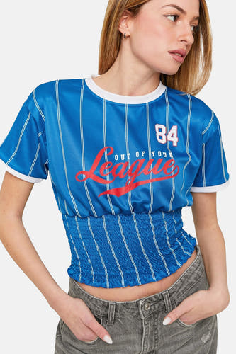 Blauw T-shirt met korte mouwen van TALLY WEIJL, met krijtstreep patroon, tekstprint en grijze jeans.
