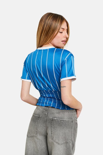 Blauw T-shirt met korte mouwen van TALLY WEIJL, met witte strepen en grijze jeans.
