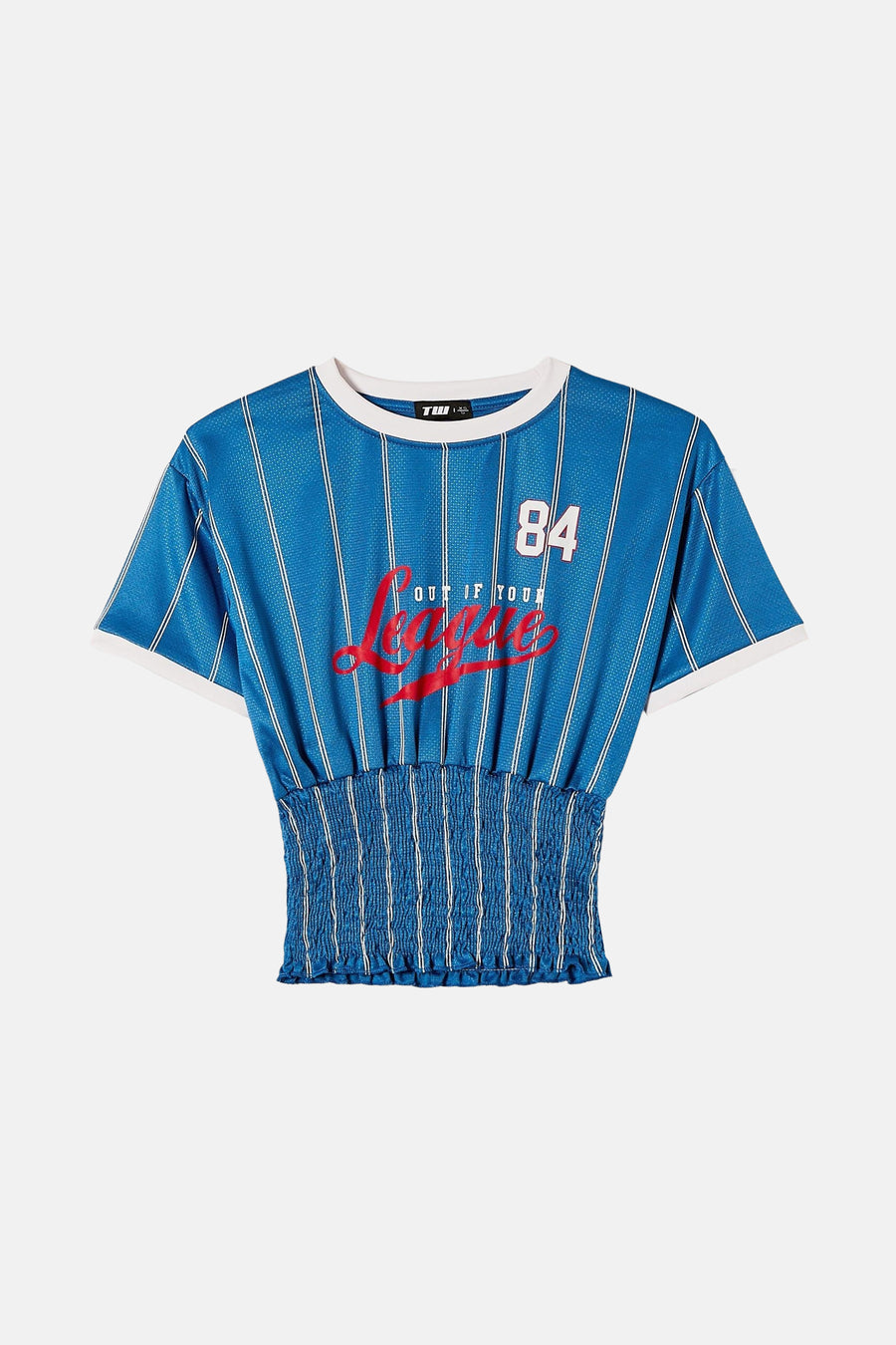 Blauw gestreept sportshirt met witte accenten en rode opdruk.