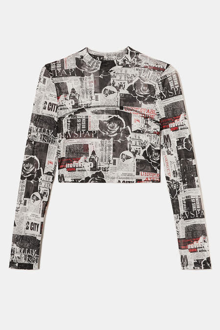 Witte T-shirt met lange mouwen van TALLY WEIJL, bedrukt met krantenprint en rozen.
