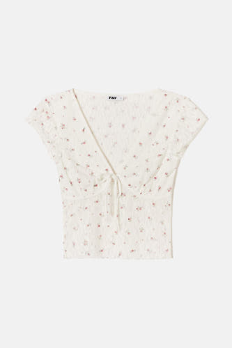 Ecru blouse met korte mouwen van TALLY WEIJL, met roze bloemenmotief en strikdetail.
