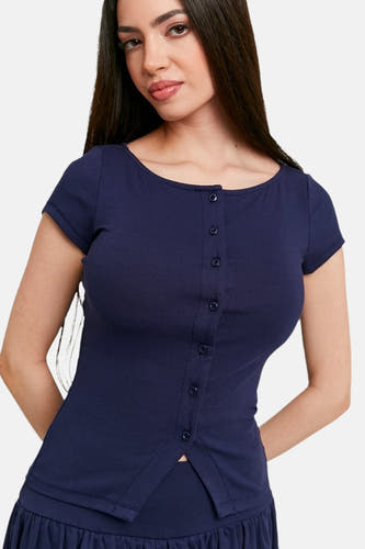 Blauw T-shirt met korte mouwen van TALLY WEIJL, met ronde hals en knoopsluiting aan de voorkant, gedragen met een bijpassende geplooide rok.