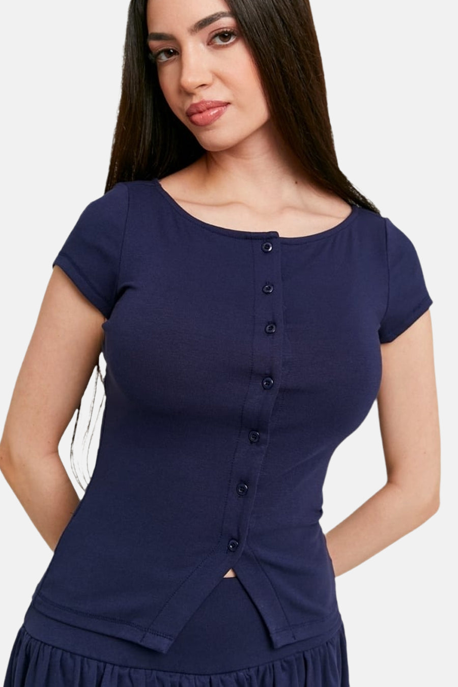 Blauw T-shirt met korte mouwen van TALLY WEIJL, met ronde hals en knoopsluiting aan de voorkant, gedragen met een bijpassende geplooide rok.