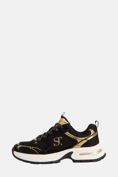 Zwarte sneakers van SUPERTRASH met gouden accenten en een witte zool, in zijaanzicht.
