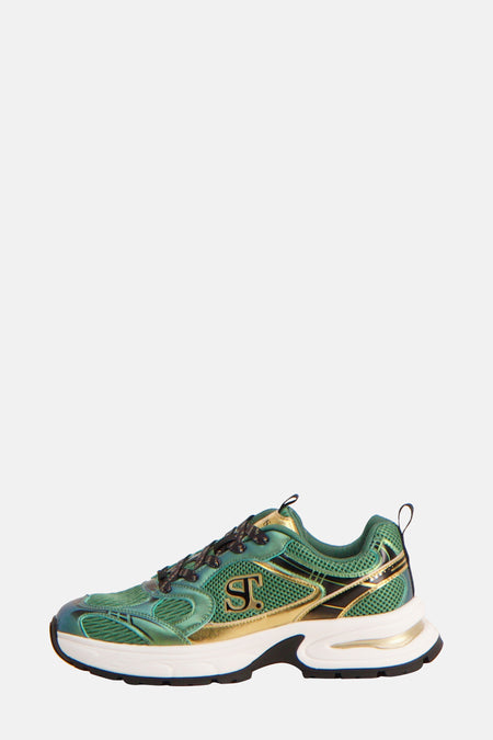 Groene sneakers van Supertrash met gouden accenten, zwarte veters en een dikke witte zool.
