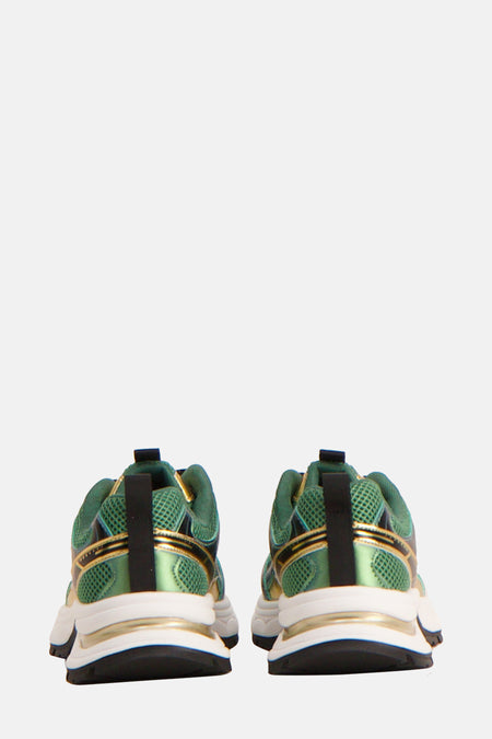 Groene sneakers van SUPERTRASH, gezien vanaf de achterkant, met zwarte en gouden accenten op de zool.
