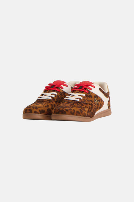 Bruine luipaardprint sneakers van SUPERTRASH met witte en rode veters, crèmekleurige zijkant en bruine zool, front view