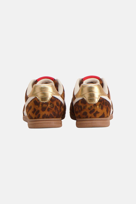 Bruine sneakers met luipaardprint en gouden achterzool van SUPERTRASH, rode hielband, witte accenten, achterkant weergave