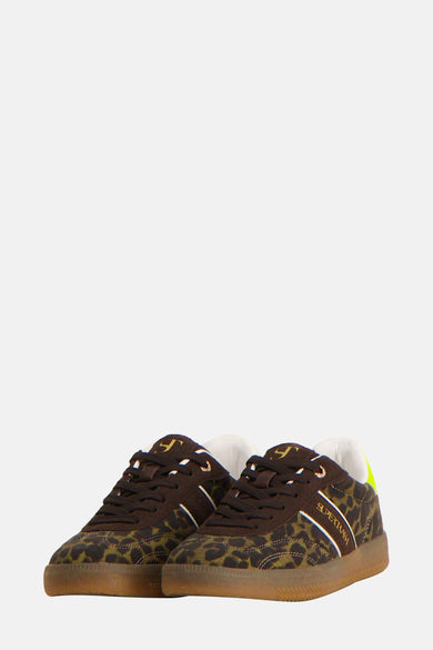 Sneakers brunes de SUPERTRASH avec imprimé animal et accents jaune vif à l'arrière.