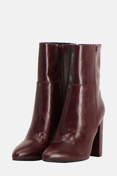 Bottines Supertrash Super rouge avec une semelle et une fermeture à glissière sur le côté.