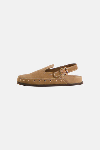Bruine suède sandalen van SUPERTRASH met gespband en metalen studs aan de zijkant, in zij-aanzicht.