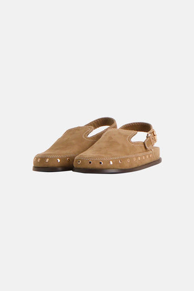 Bruine suède sandalen van SUPERTRASH met gouden gesp, witte stiksels en metalen oogjes.