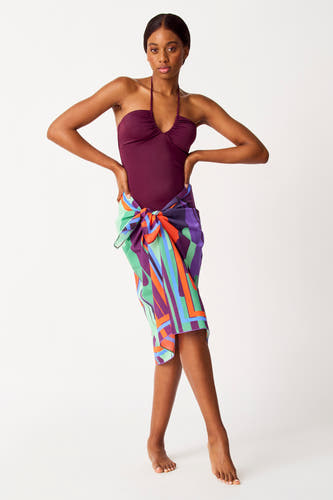 Multicolor strandkleding van SUNSET STUDIO, met een abstract patroon als omslagdoek om de taille geknoopt.