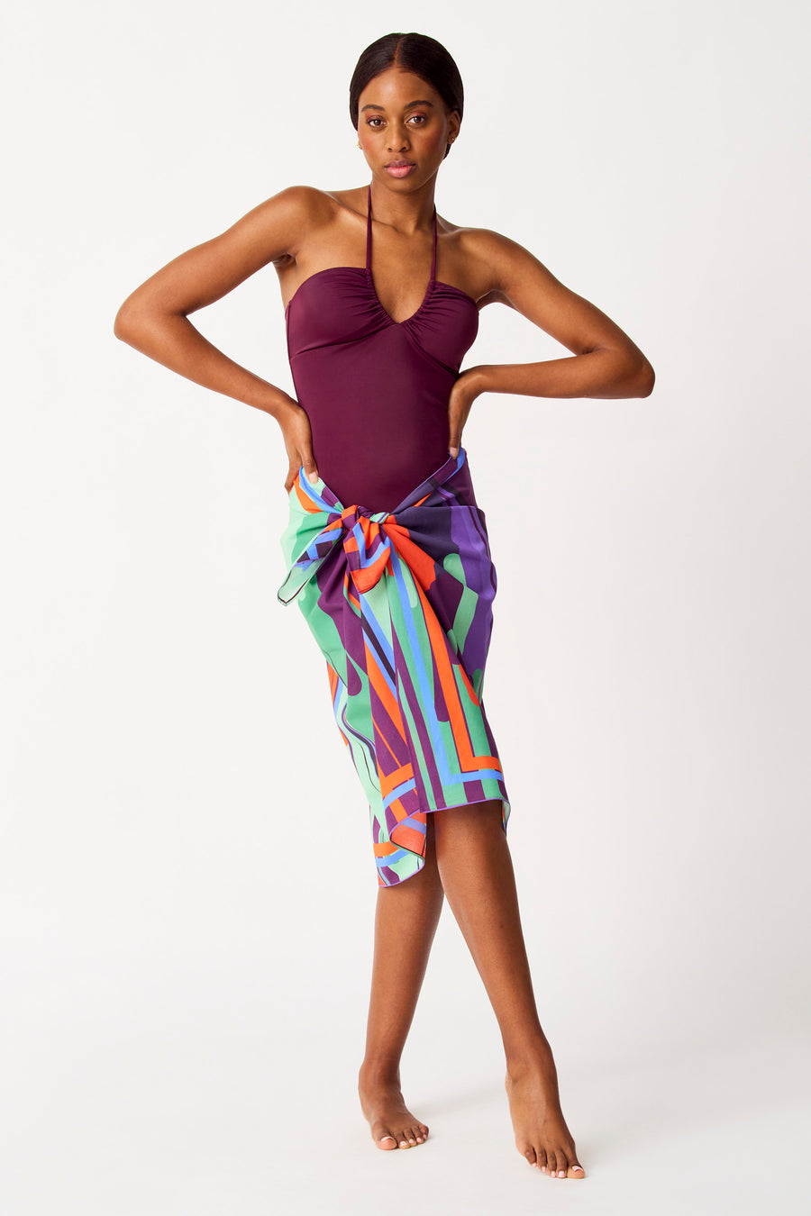 Multicolor strandkleding van SUNSET STUDIO, met een abstract patroon als omslagdoek om de taille geknoopt.