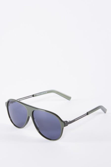Lunettes de soleil vertes de SUNSET STUDIO, avec un cadre de lunettes de pilote et des verres sombres.