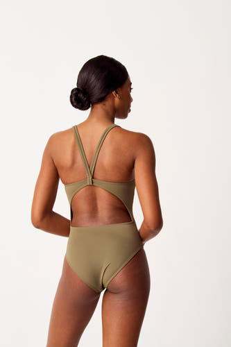 Groen badpak van SUNSET STUDIO, met open rug en dunne schouderbandjes, gezien van achteren.
