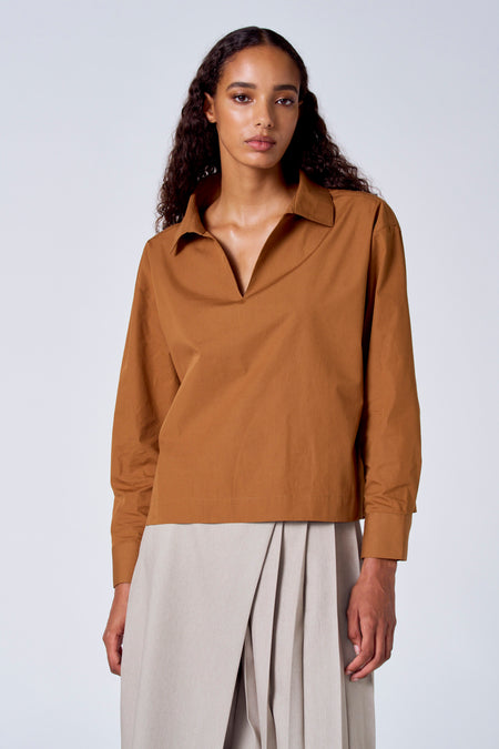 Chemisier marron à manches longues de SUNSET STUDIO, vu de côté, assorti à un pantalon beige.