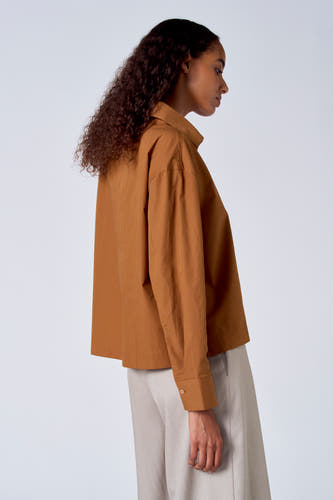 Bruine blouse met lange mouwen van SUNSET STUDIO, gezien vanaf de zijkant, gecombineerd met een beige broek.