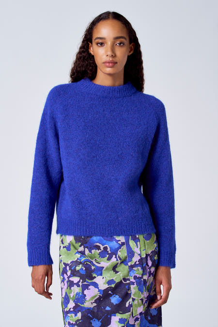 T-shirt bleu avec col rond de SUNSET STUDIO, à longues manches et une jupe imprimée de fleurs.