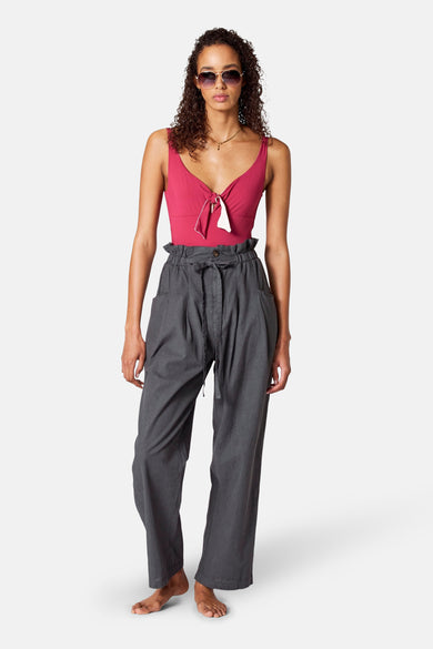 Pack bad de Bordeaux SUNSET STUDIO, avec un détail de ruban blanc et associé à un pantalon gris avec une taille haute.