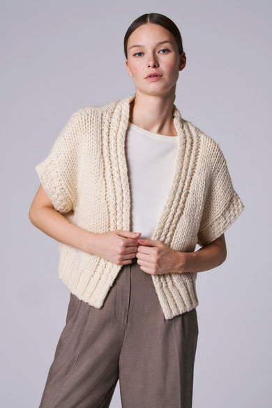 Witte gilet van Astrid Black Label, gedragen over een wit shirt en gecombineerd met bruine pantalon.
