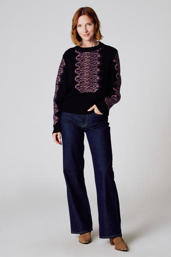Sweat-shirt noir avec col rond de Clouds of Fashion, avec un motif graphique rose sur la partie avant, les manches et les détails.