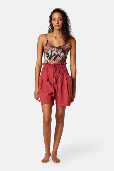 Bordeaux short van SUNSET STUDIO met strikceintuur en opgestikte zakken.
