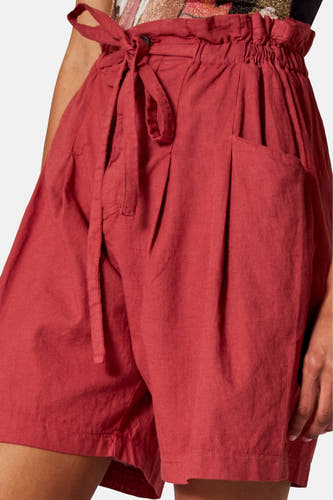 Bordeaux short van SUNSET STUDIO met strikceintuur, plooien en een zak.