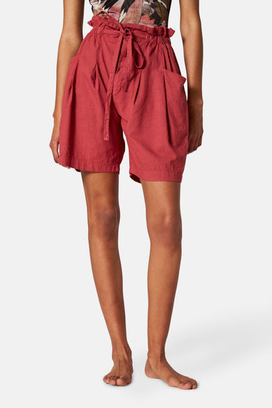 Bordeaux short van SUNSET STUDIO met een hoge taille en een stoffen riem.
