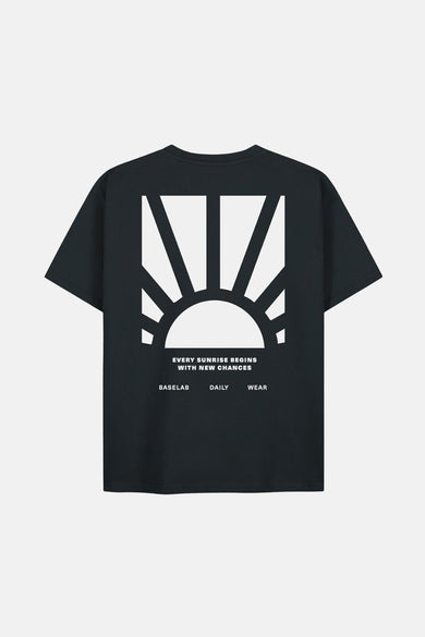Zwart T-shirt met korte mouwen van BASELAB, met een witte opdruk van een opkomende zon op de rug.