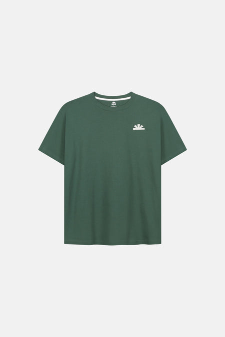 T-shirt vert avec manches courtes de BASELAB, avec un logo blanc sur la poitrine.
